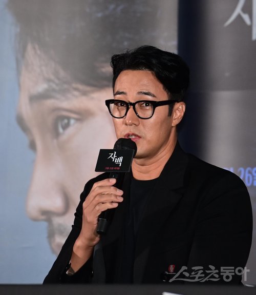 배우 소지섭이 18일 서울 광진구 자양동 롯데시네마 건대입구점에서 열린 영화 ‘자백’ 언론시사회에서 인사말을 하고 있다. 주현희 기자 teth1147@donga.com