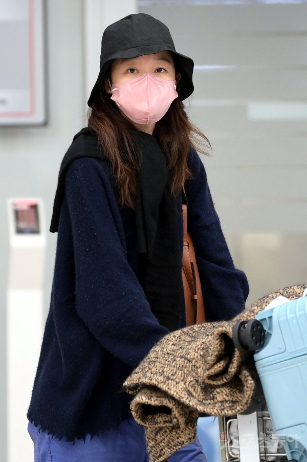 가수 케빈 오와 미국 뉴욕에서 결혼한 배우 공효진이 18일 인천시 중구 운서동 인천국제공항을 통해 귀국하고 있다. 인천국제공항｜김민성 기자 marineboy@donga.com