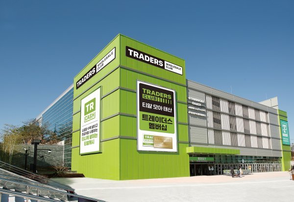 이마트 트레이더스가 ‘트레이더스 홀세일 클럽’으로 변신한다. 유료 멤버십을 도입하고 상품 경쟁력을 강화하는 등 혁신 성장을 위한 
승부수를 던졌다. ‘트레이더스 홀세일 클럽’ 신규 BI 시뮬레이션을 적용한 트레이더스 부산 연산점 이미지. 사진제공｜이마트