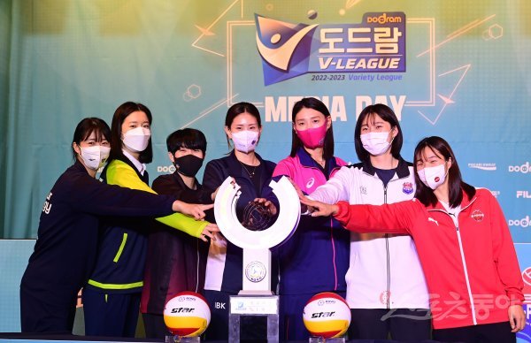 19일 서울 강남구 청담동 호텔리베라청담에서 열린 ‘도드람 2022-2023 V-리그’ 여자부 개막 미디어데이에서 GS칼텍스 강소휘, 현대건설 이다현, KGC인삼공사 이소영, IBK기업은행 김수지, 흥국생명 김연경, 한국도로공사 박정아, 페퍼저축은행 이고은이 포즈를 취하고 있다. 주현희 기자 teth1147@donga.com