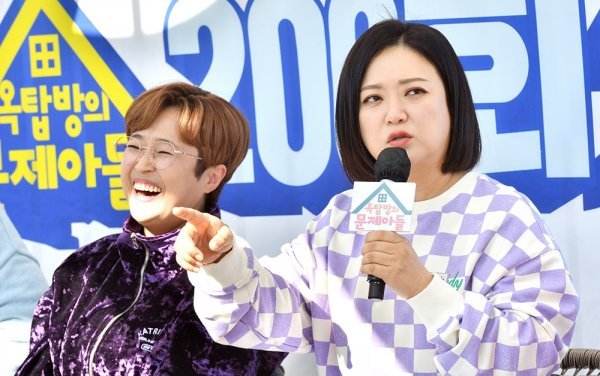 KBS 2TV 예능프로그램 ‘옥탑방의 문제아들’의 주역인 송은이(왼쪽)와 김숙이 18일 서울 서대문구 한 카페 옥탑방에서 진행된 200회 기념 기자간담회에서 취재진의 질문에 답하며 환하게 웃고 있다. 사진제공｜KBS