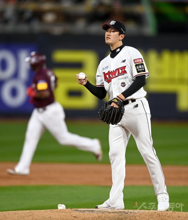 19일 수원KT위즈파크에서 ‘2022 신한은행 MY CAR KBO리그’ 준플레이오프 3차전  키움 히어로즈와 KT 위즈 경기가 열렸다. KT 선발 고영표가 1회초 2사 1,2루 키움 푸이그에게 좌월 스리런 홈런을 허용하고 있다. 수원 | 김종원 기자 won@donga.com