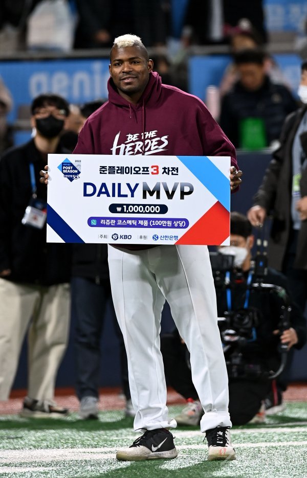 19일 경기도 수원 kt위즈파크에서 ‘2022 신한은행 SOL KBO리그’ kt 위즈와 키움 히어로즈의 준PO 3차전 경기가 열렸다. 키움이 kt를 상대로 9-2로 승리한 후 데일리 MVP에 선정된 키움 푸이그가 기념촬영을 하고 있다. 수원 | 김민성 기자 marineboy@donga.com