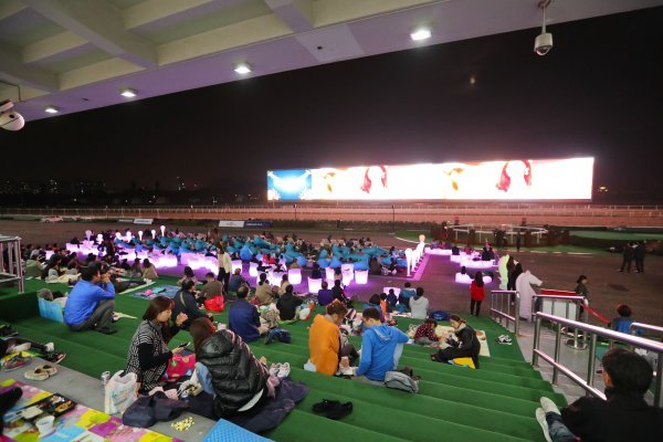 127m의 초대형 중계 전광판 ‘비전127’에서 진행하는 야간 영화제. 사진제공｜한국마사회