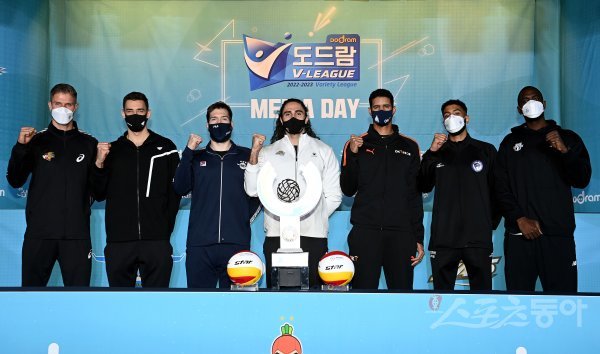 18일 서울 청담동 리베라호텔에서 열린 ‘2022-2023 도드람 V리그‘ 남자부 미디어데이에서 왼쪽부터 한국전력 타이스, 우리카드 안드리치, 대한항공 링컨, KB손해보험 니콜라, OK금융그룹 레오, 삼성화재, 이크바이리, 현대캐피탈 오레올이 트로피를 앞에 두고 포즈를 취하고 있다. 서울 | 김민성 기자 marineboy@donga.com