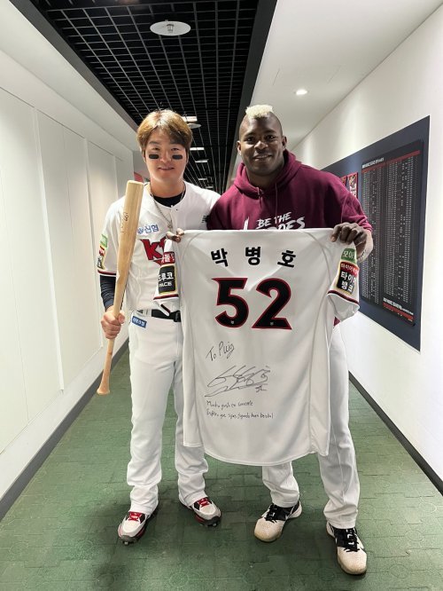 키움 외국인타자 야시엘 푸이그(오른쪽)가 19일 KT와 준플레이오프 3차전 맞대결을 앞두고 KT 라커룸을 찾아 박병호와 유니폼을 교환한 뒤 사진촬영을 하고 있다.
사진제공 | 키움 히어로즈
