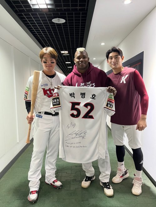 키움 외국인타자 야시엘 푸이그(가운데)가 19일 KT와 준플레이오프 3차전 맞대결을 앞두고 KT 라커룸을 찾아 박병호(왼쪽)와 유니폼을 교환했다. 이정후가 둘의 만남이 이뤄질 수 있게 가교 역할을 했다. 사진제공 | 키움 히어로즈
