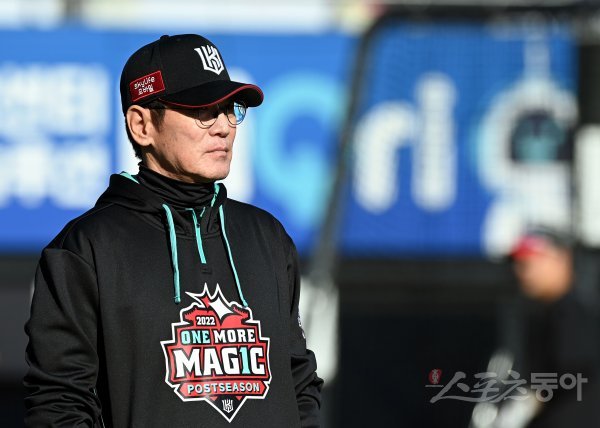 20일 경기도 수원 kt위즈파크에서 ‘2022 신한은행 SOL KBO리그’ kt 위즈와 키움 히어로즈의 준PO 4차전 경기가 열린다. 경기 전 kt 이강철 감독이 훈련을 지켜보고 있다. 수원 | 김민성 기자 marineboy@donga.com