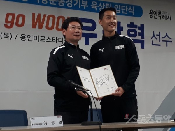 우상혁(오른쪽)이 20일 용인 미르스타디움에서 열린 용인시청 직장운동경기부 육상팀 입단식에 참석해 입단 계약서에 서명한 뒤 이상일 용인시장과 사진 촬영을 하고 있다. 2024파리올림픽 금메달을 노리는 그에게 용인시청은 전폭적인 지원을 약속한 것으로 전해졌다. 용인 I 권재민 기자 jmart220@donga.com