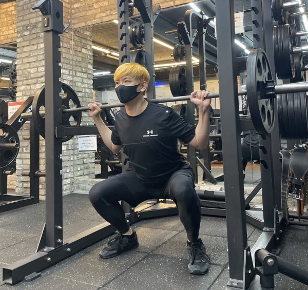 헬스클럽에서 가슴근육 운동을 하고 있는 KoN의 눈빛이 진지해 보인다. 그의 말에 따르면 “어제의 KoN과 승부를 하는 시간”이다.