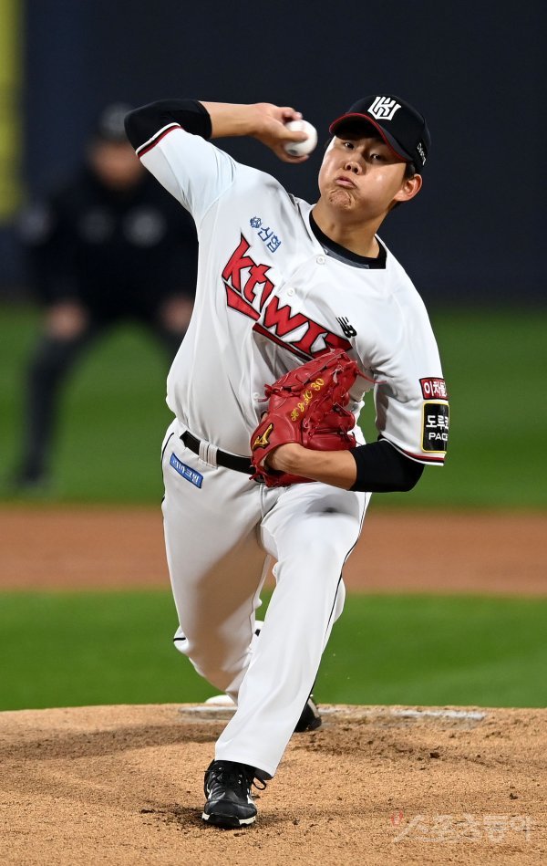 20일 수원KT위즈파크에서 ‘2022 신한은행 MY CAR KBO리그’ 준플레이오프 4차전 키움 히어로즈와 KT 위즈 경기가 열렸다. 선발 투수로 등판한 KT 소형준이 역투하고 있다. 수원 | 김종원 기자 won@donga.com