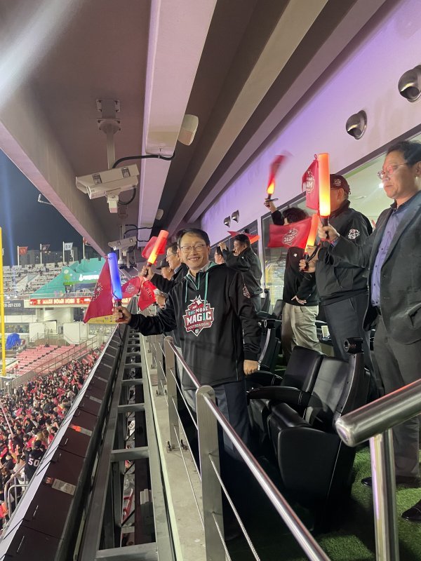 구현모 KT 위즈 구단주가 가을야구를 펼치는 선수들을 응원하기 위해 20일 키움 히어로즈와 준플레이오프(PO·5전3선승제) 4차전이 펼쳐진 수원KT위즈파크를 방문했다. 

사진제공 | KT 위즈