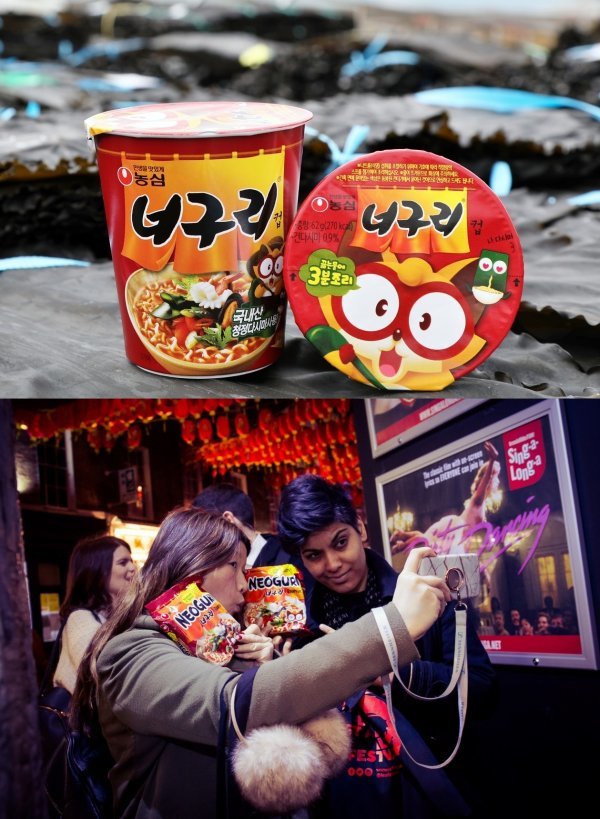 올해로 출시 40주년을 맞은 농심 너구리가 누적 판매 60억6000만 개에 글로벌 시장에서도 주목받으며 파워브랜드로 자리매김하고 
있다. 완도산 다시마와 너구리 제품 이미지(위), 영국에서 열린 농심 너구리 해외 프로모션 행사. 사진제공 l 농심