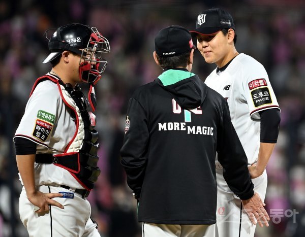 20일 경기도 수원 kt위즈파크에서 ‘2022 신한은행 SOL KBO리그‘ kt 위즈와 키움 히어로즈의 준PO 4차전 경기가 열렸다. 3회초 1사 2, 3루에서 kt 선발 소형준이 마운드에 오른 이강철 감독과 이야기를 나누고 있다. 수원 | 김민성 기자 marineboy@donga.com