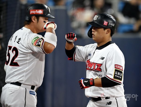 KT 박병호(왼쪽)와 강백호가 20일 수원KT위즈파크에서 벌어진 키움과 준PO 4차전에서 7안타 2타점을 합작하며 팀의 9-6 승리를 이끌었다. 이제 두 팀의 승부는 22일 5차전에서 결판난다. 강백호가 3회말 1사 후 1-2로 추격하는 솔로홈런을 터트린 뒤 박병호와 하이파이브를 나누고 있다. 수원 | 김민성 기자 marineboy@donga.com