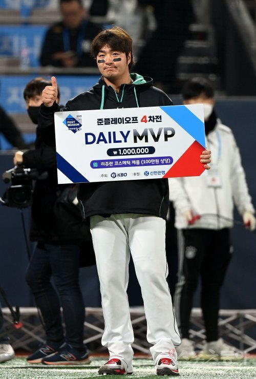 20일 경기도 수원 kt위즈파크에서 ‘2022 신한은행 SOL KBO리그‘ kt 위즈와 키움 히어로즈의 준PO 4차전 경기가 열렸다. kt가 키움을 상대로 9-6으로 승리한 후 데일리 MVP에 선정된 박병호가 기념촬영을 하고 있다. 수원 | 김민성 기자 marineboy@donga.com