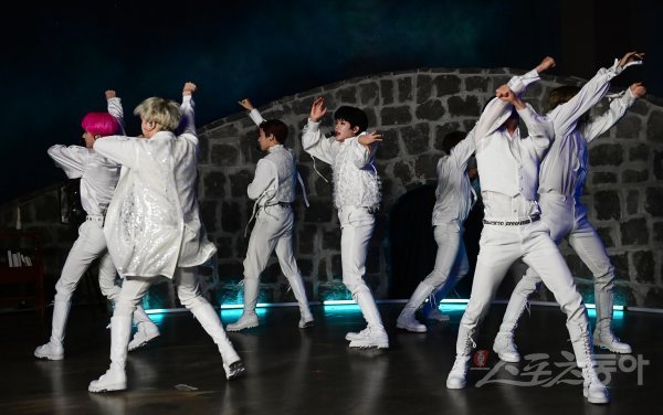 그룹 킹덤이 22일 고양 덕양구 대덕동 한 스튜디오에서 열린 주튀르키예한국문화원 개원 11주년 킹덤 케이팝 온라인 콘서트에서 ‘승천‘ 무대를 펼치고 있다. 한국과 튀르키예 수교 65주년을 맞는 해인 올해는 형제의 나라라고 부를 만큼 친밀한 관계를 맺고 있다. 양국 문화에 대해 깊이 이해하고 가까워지는 기회로 주튀르키예한국문화원 유튜브를 통해 온라인 콘서트가 열렸다. 주현희 기자 teth1147@donga.com