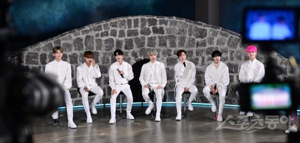 그룹 킹덤이 22일 고양 덕양구 대덕동 한 스튜디오에서 열린 주튀르키예한국문화원 개원 11주년 킹덤 케이팝 온라인 콘서트에서 튀르키예 팬들에게 인사하고 있다. 한국과 튀르키예 수교 65주년을 맞는 해인 올해는 형제의 나라라고 부를 만큼 친밀한 관계를 맺고 있다. 양국 문화에 대해 깊이 이해하고 가까워지는 기회로 주튀르키예한국문화원 유튜브를 통해 온라인 콘서트가 열렸다. 주현희 기자 teth1147@donga.com