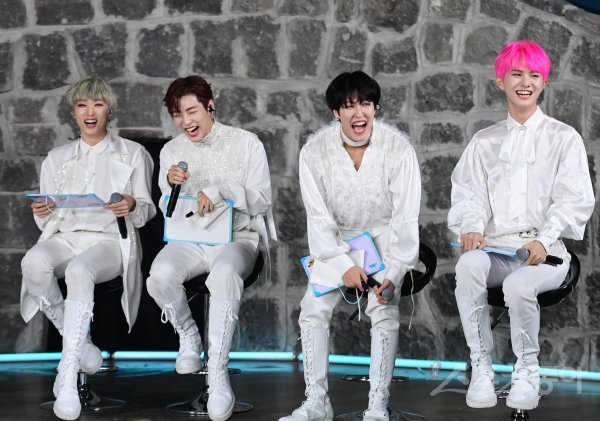 그룹 킹덤 아서, 무진, 루이, 아이반이 22일 고양 덕양구 대덕동 한 스튜디오에서 열린 주튀르키예한국문화원 개원 11주년 킹덤 케이팝 온라인 콘서트에서 질문에 답하며 웃고 있다. 한국과 튀르키예 수교 65주년을 맞는 해인 올해는 형제의 나라라고 부를 만큼 친밀한 관계를 맺고 있다. 양국 문화에 대해 깊이 이해하고 가까워지는 기회로 주튀르키예한국문화원 유튜브를 통해 온라인 콘서트가 열렸다. 주현희 기자 teth1147@donga.com