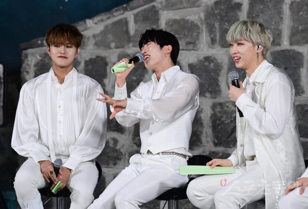 그룹 킹덤이 22일 고양 덕양구 대덕동 한 스튜디오에서 열린 주튀르키예한국문화원 개원 11주년 킹덤 케이팝 온라인 콘서트에서 팬들의 질문에 답하고 있다. 한국과 튀르키예 수교 65주년을 맞는 해인 올해는 형제의 나라라고 부를 만큼 친밀한 관계를 맺고 있다. 양국 문화에 대해 깊이 이해하고 가까워지는 기회로 주튀르키예한국문화원 유튜브를 통해 온라인 콘서트가 열렸다. 주현희 기자 teth1147@donga.com