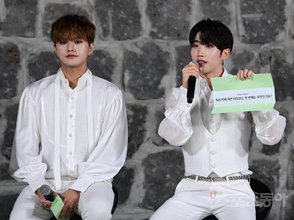 그룹 킹덤이 22일 고양 덕양구 대덕동 한 스튜디오에서 열린 주튀르키예한국문화원 개원 11주년 킹덤 케이팝 온라인 콘서트에서 팬들의 질문에 답하고 있다. 한국과 튀르키예 수교 65주년을 맞는 해인 올해는 형제의 나라라고 부를 만큼 친밀한 관계를 맺고 있다. 양국 문화에 대해 깊이 이해하고 가까워지는 기회로 주튀르키예한국문화원 유튜브를 통해 온라인 콘서트가 열렸다. 주현희 기자 teth1147@donga.com