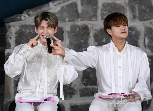 그룹 킹덤 훤이 22일 고양 덕양구 대덕동 한 스튜디오에서 열린 주튀르키예한국문화원 개원 11주년 킹덤 케이팝 온라인 콘서트에서 카메라를 향해 애교 포즈를 취하고 있다. 한국과 튀르키예 수교 65주년을 맞는 해인 올해는 형제의 나라라고 부를 만큼 친밀한 관계를 맺고 있다. 양국 문화에 대해 깊이 이해하고 가까워지는 기회로 주튀르키예한국문화원 유튜브를 통해 온라인 콘서트가 열렸다. 주현희 기자 teth1147@donga.com