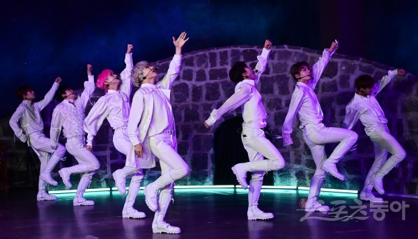 그룹 킹덤이 22일 고양 덕양구 대덕동 한 스튜디오에서 열린 주튀르키예한국문화원 개원 11주년 킹덤 케이팝 온라인 콘서트에서 ‘승천‘ 무대를 펼치고 있다. 한국과 튀르키예 수교 65주년을 맞는 해인 올해는 형제의 나라라고 부를 만큼 친밀한 관계를 맺고 있다. 양국 문화에 대해 깊이 이해하고 가까워지는 기회로 주튀르키예한국문화원 유튜브를 통해 온라인 콘서트가 열렸다. 주현희 기자 teth1147@donga.com