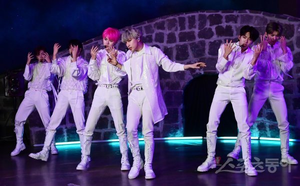 그룹 킹덤이 22일 고양 덕양구 대덕동 한 스튜디오에서 열린 주튀르키예한국문화원 개원 11주년 킹덤 케이팝 온라인 콘서트에서 ‘승천‘ 무대를 펼치고 있다. 한국과 튀르키예 수교 65주년을 맞는 해인 올해는 형제의 나라라고 부를 만큼 친밀한 관계를 맺고 있다. 양국 문화에 대해 깊이 이해하고 가까워지는 기회로 주튀르키예한국문화원 유튜브를 통해 온라인 콘서트가 열렸다. 주현희 기자 teth1147@donga.com