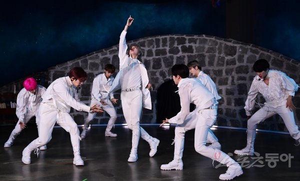 그룹 킹덤이 22일 고양 덕양구 대덕동 한 스튜디오에서 열린 주튀르키예한국문화원 개원 11주년 킹덤 케이팝 온라인 콘서트에서 ‘승천‘ 무대를 펼치고 있다. 한국과 튀르키예 수교 65주년을 맞는 해인 올해는 형제의 나라라고 부를 만큼 친밀한 관계를 맺고 있다. 양국 문화에 대해 깊이 이해하고 가까워지는 기회로 주튀르키예한국문화원 유튜브를 통해 온라인 콘서트가 열렸다. 주현희 기자 teth1147@donga.com