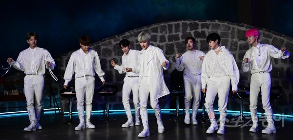 그룹 킹덤이 22일 고양 덕양구 대덕동 한 스튜디오에서 열린 주튀르키예한국문화원 개원 11주년 킹덤 케이팝 온라인 콘서트에서 튀르키예 전통춤을 추고 있다. 한국과 튀르키예 수교 65주년을 맞는 해인 올해는 형제의 나라라고 부를 만큼 친밀한 관계를 맺고 있다. 양국 문화에 대해 깊이 이해하고 가까워지는 기회로 주튀르키예한국문화원 유튜브를 통해 온라인 콘서트가 열렸다. 주현희 기자 teth1147@donga.com