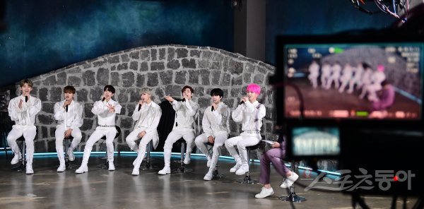 그룹 킹덤이 22일 고양 덕양구 대덕동 한 스튜디오에서 열린 주튀르키예한국문화원 개원 11주년 킹덤 케이팝 온라인 콘서트에서 튀르키예 팬들에게 인사하고 있다. 한국과 튀르키예 수교 65주년을 맞는 해인 올해는 형제의 나라라고 부를 만큼 친밀한 관계를 맺고 있다. 양국 문화에 대해 깊이 이해하고 가까워지는 기회로 주튀르키예한국문화원 유튜브를 통해 온라인 콘서트가 열렸다. 주현희 기자 teth1147@donga.com