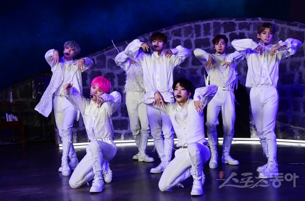 그룹 킹덤이 22일 고양 덕양구 대덕동 한 스튜디오에서 열린 주튀르키예한국문화원 개원 11주년 킹덤 케이팝 온라인 콘서트에서 ‘승천‘ 무대를 펼치고 있다. 한국과 튀르키예 수교 65주년을 맞는 해인 올해는 형제의 나라라고 부를 만큼 친밀한 관계를 맺고 있다. 양국 문화에 대해 깊이 이해하고 가까워지는 기회로 주튀르키예한국문화원 유튜브를 통해 온라인 콘서트가 열렸다. 주현희 기자 teth1147@donga.com