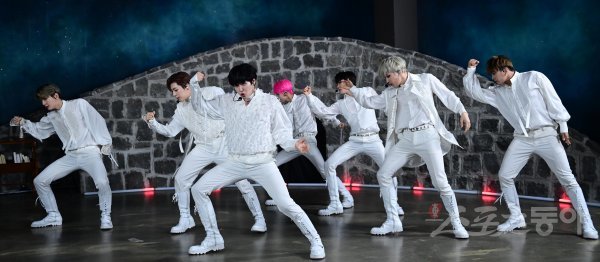 그룹 킹덤이 22일 고양 덕양구 대덕동 한 스튜디오에서 열린 주튀르키예한국문화원 개원 11주년 킹덤 케이팝 온라인 콘서트에서 ‘백야‘ 무대를 펼치고 있다. 한국과 튀르키예 수교 65주년을 맞는 해인 올해는 형제의 나라라고 부를 만큼 친밀한 관계를 맺고 있다. 양국 문화에 대해 깊이 이해하고 가까워지는 기회로 주튀르키예한국문화원 유튜브를 통해 온라인 콘서트가 열렸다. 주현희 기자 teth1147@donga.com