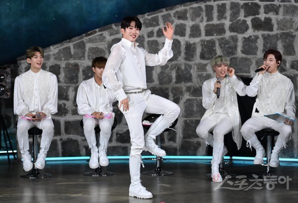 그룹 킹덤 단이 22일 고양 덕양구 대덕동 한 스튜디오에서 열린 주튀르키예한국문화원 개원 11주년 킹덤 케이팝 온라인 콘서트에서 춤을 추고 있다. 한국과 튀르키예 수교 65주년을 맞는 해인 올해는 형제의 나라라고 부를 만큼 친밀한 관계를 맺고 있다. 양국 문화에 대해 깊이 이해하고 가까워지는 기회로 주튀르키예한국문화원 유튜브를 통해 온라인 콘서트가 열렸다. 주현희 기자 teth1147@donga.com