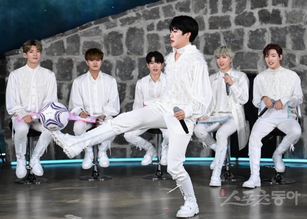 그룹 킹덤 루이가 22일 고양 덕양구 대덕동 한 스튜디오에서 열린 주튀르키예한국문화원 개원 11주년 킹덤 케이팝 온라인 콘서트에서 볼로 리프팅을 하고 있다. 한국과 튀르키예 수교 65주년을 맞는 해인 올해는 형제의 나라라고 부를 만큼 친밀한 관계를 맺고 있다. 양국 문화에 대해 깊이 이해하고 가까워지는 기회로 주튀르키예한국문화원 유튜브를 통해 온라인 콘서트가 열렸다. 주현희 기자 teth1147@donga.com