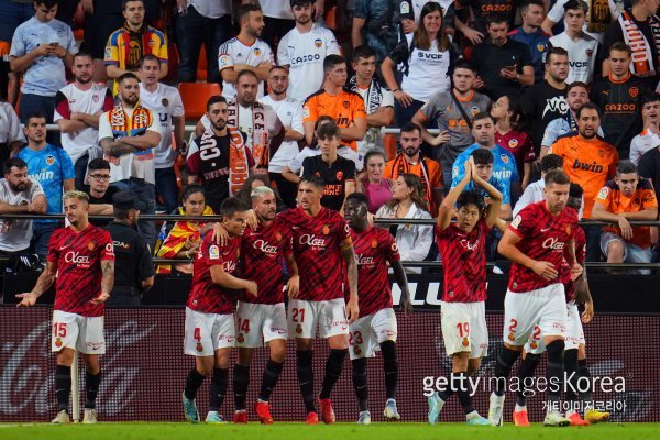 결승골을 넣은 이강인이 동료들의 축하를 받고 있다. 사진=게티이미지코리아.