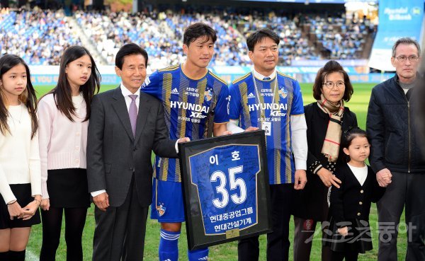 23일 울산 문수월드컵경기장에서 열린 ‘하나원큐 K리그1 2022’ 울산 현대와 제주 유나이티드의 경기에서 울산 이호가 은퇴식을 치르며 가족 및 구단 관계자와 기념촬영을 하고 있다. 울산 | 김민성 기자 marineboy@donga.com