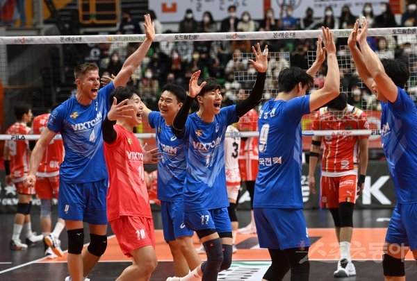 23일 안산상록수체육관에서 열린 ‘2022~2023 도드람 V-리그’ 남자부 OK금융그룹과 한국전력 경기에서 세트스코어 3-0 완승을 거둔 한국전력 선수들이 기뻐하고 있다. 안산 | 김종원 기자 won@donga.com