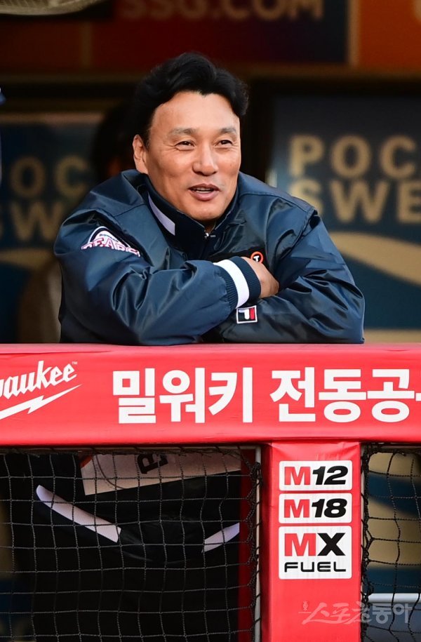 23일 인천 SSG랜더스필드에서 열린 KBO리그 SSG 랜더스와 두산 베어스의 연습경기에서 9-7로 승리한 두산 이승엽 감독이 선수들과 이야기를 하고 있다. 인천 | 주현희 기자 teth1147@donga.com