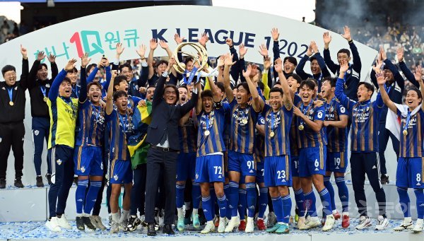 23일 울산 문수월드컵경기장에서 열린 ‘하나원큐 K리그1 2022’ 울산 현대와 제주 유나이티드의 경기 후 우승을 차지한 울산 홍명보 감독 및 선수들이 우승 트로피를 들고 환호하고 있다. 울산 | 김민성 기자 marineboy@donga.com