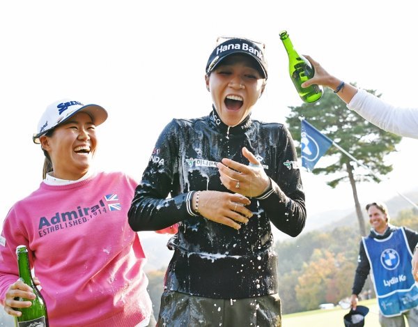 리디아 고(가운데)가 23일 강원도 원주 오크밸리CC에서 열린 미국여자프로골프(LPGA) 투어 BMW 레이디스 챔피언십에서 우승한 뒤 동료들로부터 축하 샴페인 세례를 받고 있다. 사진제공｜BMW 코리아