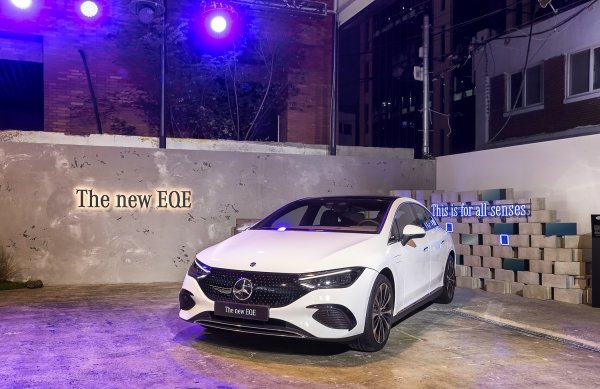 ‘EQE 성수’에 전시된 전기 세단 메르세데스-벤츠 ‘더 뉴 EQE’. 사진제공｜메르세데스-벤츠