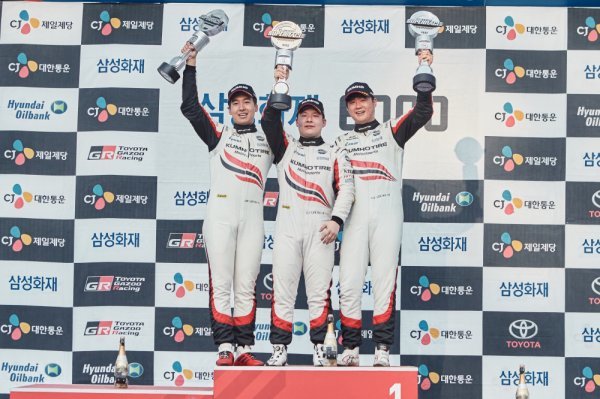 엑스타 레이싱팀 이정우, 이찬준, 이창욱(왼쪽부터)이 CJ슈퍼레이스 7라운드 삼성화재 6000클래스에서 1, 2, 3위를 휩쓴 뒤 트로피를 들어올리며 환호하고 있다. 사진제공｜금호타이어