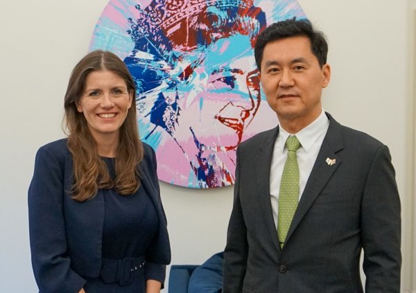 전경훈 삼성전자 네트워크사업부장(오른쪽)과 미셸 도넬란 영국 디지털문화미디어스포츠부장관. 사진제공｜삼성전자