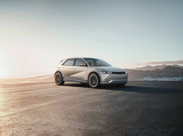 모터트렌드가 발표하는 2023년 ‘올해의 SUV’에 선정된 현대차 아이오닉 5(왼쪽)와 독일 유력 자동차 전문지 비교 평가에서 아우디 Q4 e-트론을 압도한 기아 EV6. 사진제공｜현대차그룹