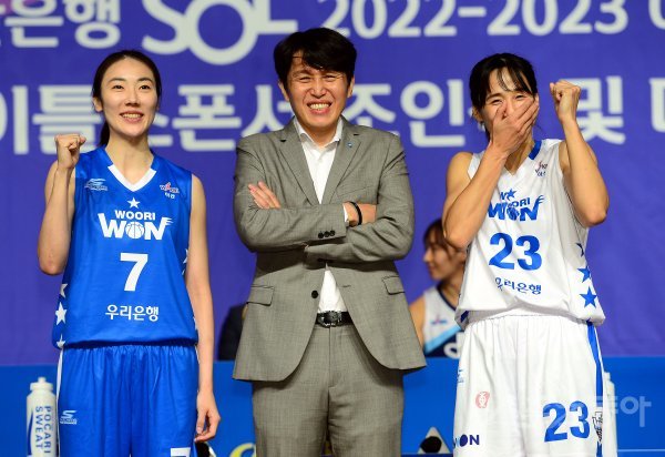 24일 서울 여의도 63컨벤션센터에서 열린 ‘신한은행 SOL 2022-2022 여자프로농구‘ 미디어데이에서 우리은행 박혜진, 위성우 감독, 김단비가 포즈를 취하고 있다. 김민성 기자 marineboy@donga.com