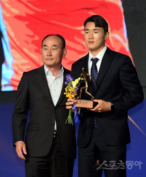 강원 양현준(오른쪽)은 2022시즌 활약을 인정받아 K리그1 영플레이어상의 주인공이 됐다. 왼쪽은 시상자로 나선 김학범 전 올림픽축구대표팀 감독. 김민성 기자 marineboy@donga.com