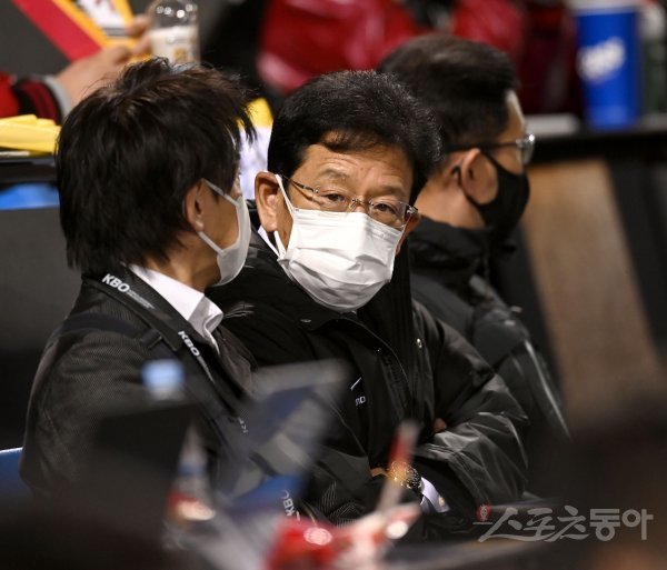 24일 서울 잠실야구장에서 ‘2022 신한은행 MY CAR KBO리그’ 플레이오프 1차전 키움 히어로즈와 LG 트윈스 경기가 열렸다. 일본 야구대표팀 구리야마 히데키 감독이 관전을 하고 있다. 잠실 | 김종원 기자 won@donga.com