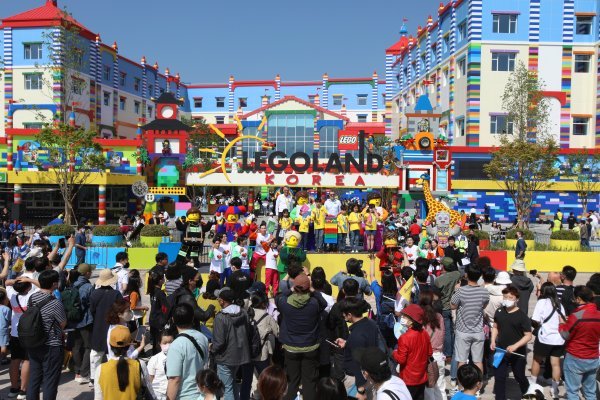 정부의 긴급 자금 수혈에도 불구하고 강원도의 레고랜드 디폴트 사태 후유증으로 국내 건설·부동산업계가 위험에 처했다는 신호가 곳곳에서 감지되고 있다. 강원 춘천시에 자리한 레고랜드는 올 5월 5일 공식 개장했다. 공식 개장을 맞아 입장하고 있는 수많은 관람객들. 사진 | 뉴시스