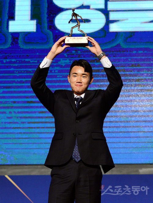 24일 서울 양재동 더 케이호텔에서 열린 ‘하나원큐 K리그 2022 대상 시상식’에서 K리그1 영플레이어상을 수상한 강원 양현준이 포즈를 취하고 있다. 김민성 기자 marineboy@donga.com